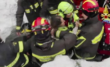 Gruaja e nxjerrë nga hoteli në Itali u lutet forcave të shpëtimit: Kam vajzën aty poshtë, ma shpëtoni (Foto)