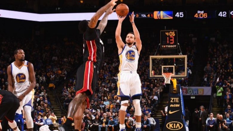 Sa treshe rresht mund t’i shënon gjatë ngrohjes prej gjysmës së fushës Stephen Curry? (Video)