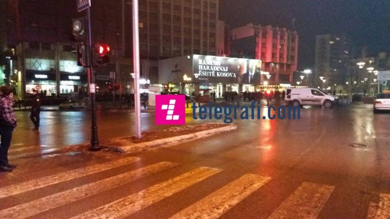 Një veturë e dyshimtë me targa të Beogradit te hoteli “Grand” (Foto/Video)