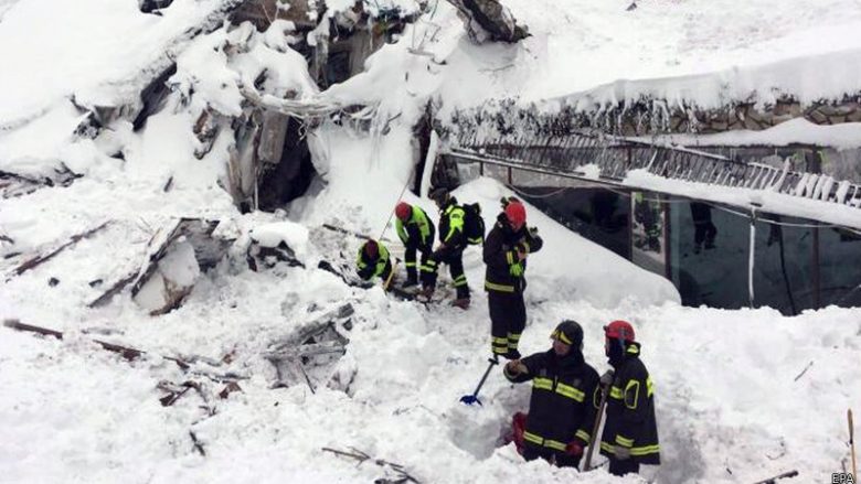 Fat në fatkeqësi: Gjashtë persona janë të gjallë nën rrënojat e hotelit në Itali