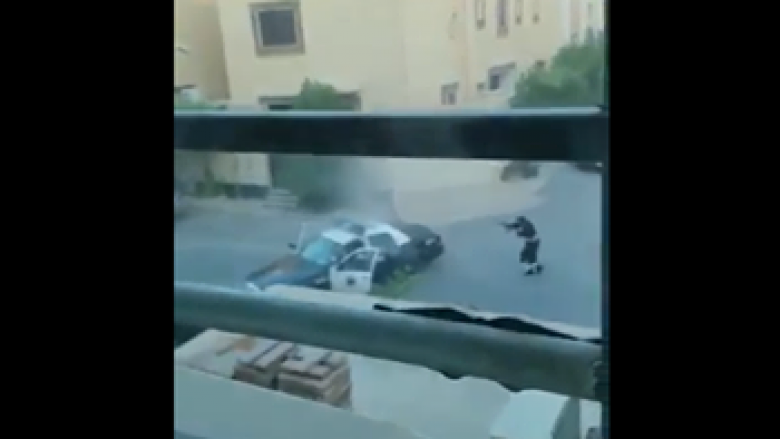 Momenti kur policia saudite vret dy pjesëtarë të ISIS-it (Foto/Video)