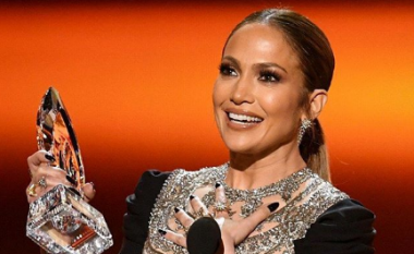Jennifer Lopez triumfon në People’s Choice Awards