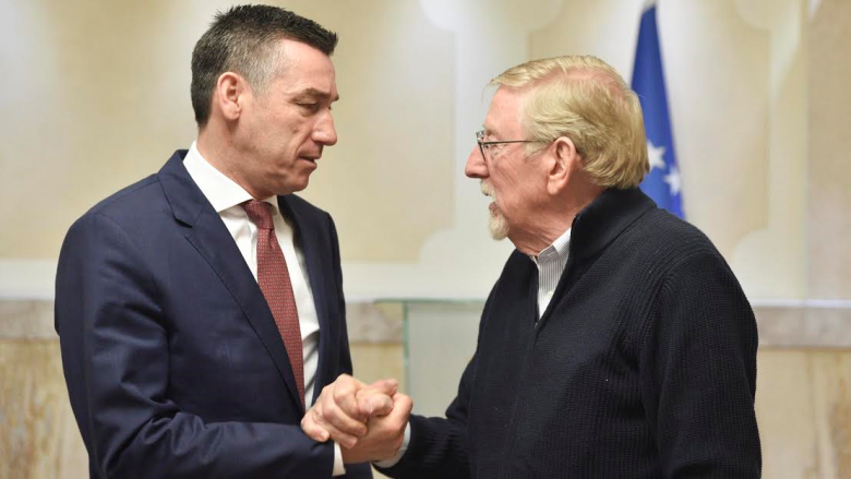 Veseli takon ambasadorin Walker, thotë se është hero i gjallë i Kosovës