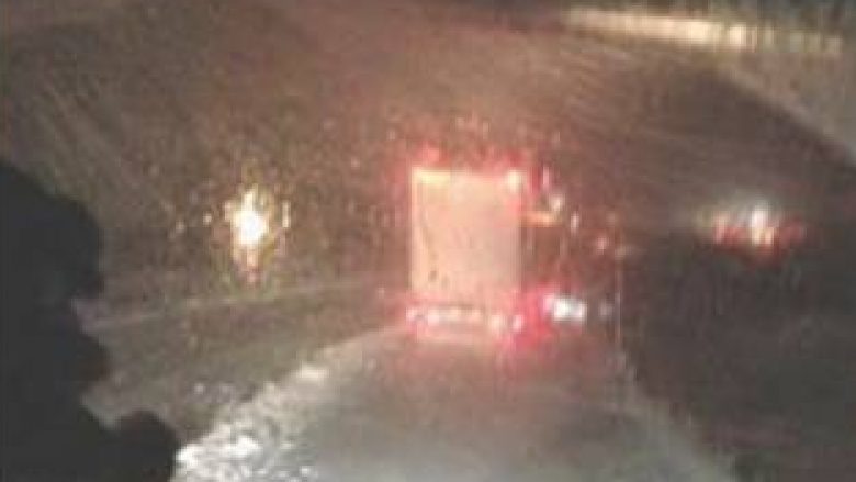 Erë e fortë dhe borë, makinat bllokohen 3 orë në hyrje të Kalimashit (Video)