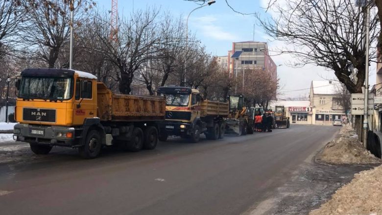 Kamionët bartin borën nga trotuaret e Podujevës (Foto)
