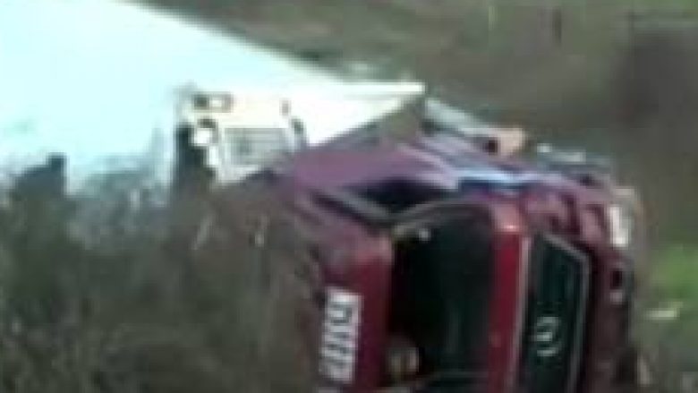 Shoferin serb e zë gjumi, kamioni bie nga 12 metra lartësi në Fushë-Krujë (Video)