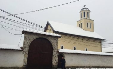 Protesta në Gjakovë në kundërshtim të vizitës së pelegrinëve serbë