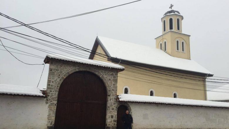 Protesta në Gjakovë në kundërshtim të vizitës së pelegrinëve serbë