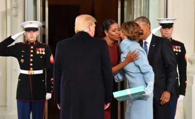 Misteri i kutisë së kaltër: Pse ishte zënë aq ngushtë Michelle Obama, kur mori dhuratën nga Melania Trump? (Video)