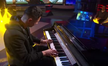 Lojtari i Milanit tregon talentin në piano (Video)