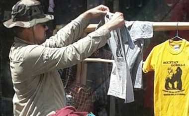 DiCaprio “maskohet” si turist dhe del të blejë rroba në një treg në Ruanda (Foto)