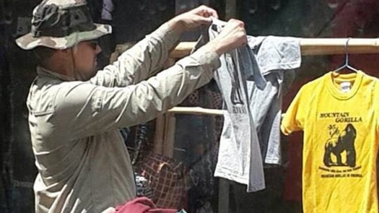 DiCaprio “maskohet” si turist dhe del të blejë rroba në një treg në Ruanda (Foto)