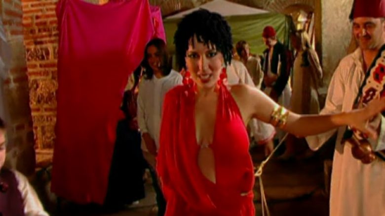 Kur Leonora Poloska solli atmosferën e Marokut në klipin e saj “Të dua s’të dua” në vitin 2003 (Video)