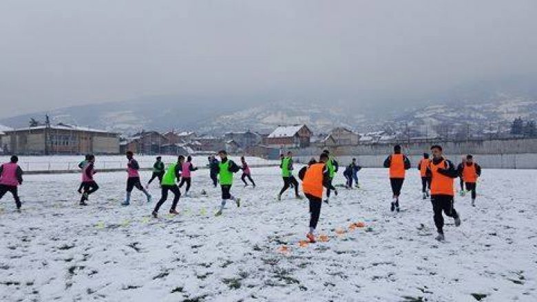 Liria fillon përgatitjet pranverore në terren të mbuluar me dëborë (Foto)