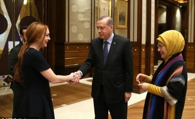 Lohan takon Erdoganin, përshëndet Trumpin me ‘Alaikum Selam’ (Foto)