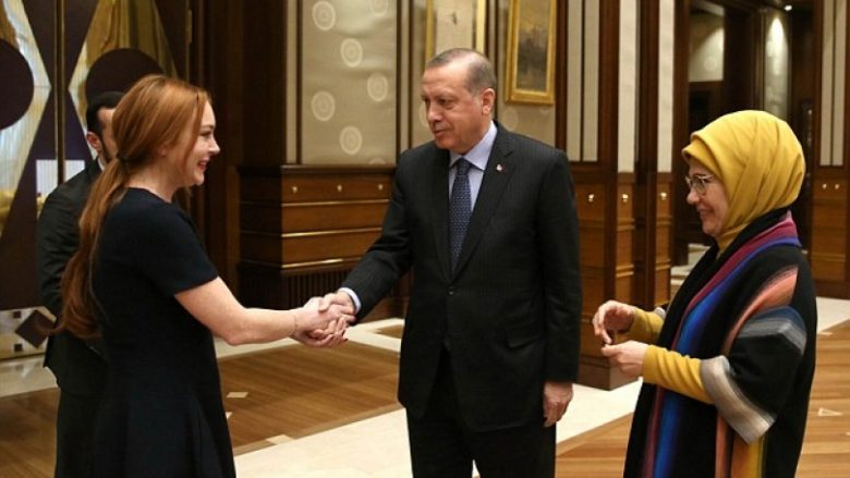 Lohan takon Erdoganin, përshëndet Trumpin me ‘Alaikum Selam’ (Foto)