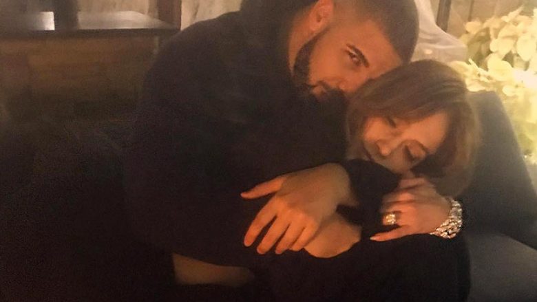 Jennifer Lopez dhe Drake, tashmë edhe publikisht puthen (Video)