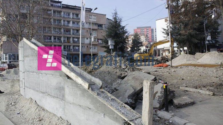 Lista serbe shtyn për kohë të pacaktuar seancën për murin në Mitrovicë