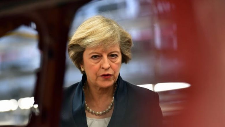 Kryeministrja britanike nuk pajtohet me urdhërin e Trumpit