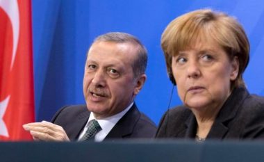Merkel lutet për viktimat e Stambollit
