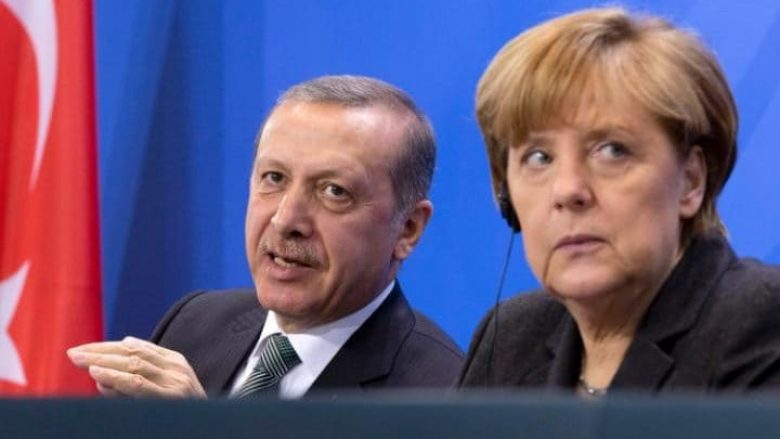 Merkel lutet për viktimat e Stambollit