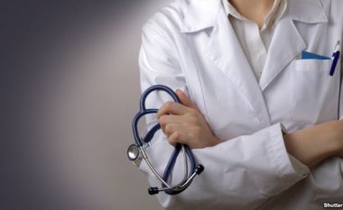 Mjekët specialistë protestojnë për mosvazhdimin e kontratave
