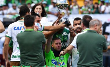 Emocionuese: Heronjtë e mbijetuar të Chapecoenses çojnë lartë trofeun e ‘Copa Sudamericana’ në stadiumin e tyre të mbushur me tifozë (Foto)