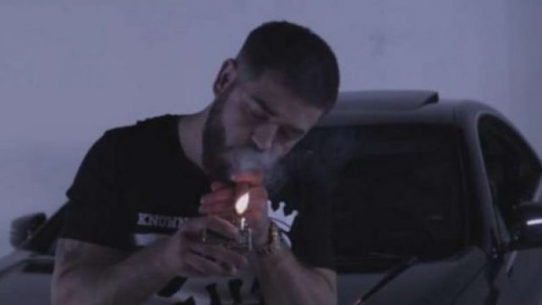 Noizy shfaqë në publik shuma të mëdha të hollash (Foto)