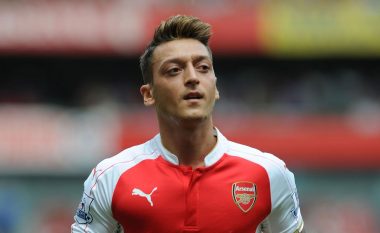 Ozil kërcënon Chelsea në garën për titull