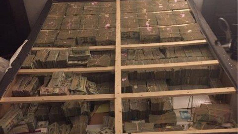Shkuan për kontroll rutinë në banesën e 28-vjeçarit, gjetën 20 milionë dollarë poshtë dyshekut