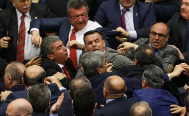 Grushte dhe shkelma në parlamentin turk, deputetit të partisë së Erdoganit i thyhen hundët (Foto/Video)