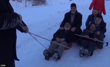 Pensionistët turq përdorin legenët për të rrëshqitur në borë (Video)