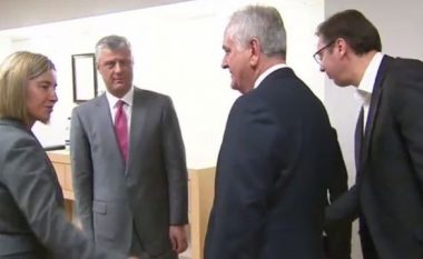 Thaçi e Mustafa përshëndeten me Nikoliqin e Vuçiqin (Video)