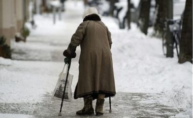 Shpëtohet 80 vjeçarja në Veles nga i ftohti