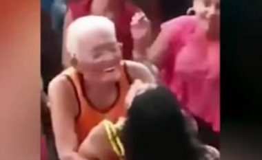 Çfarë shpërblimi: Vajza seksi “kënaq” të moshuarin pasi e shpëtoi nga përplasja (Video,+18)