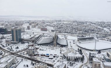 Prishtina dhe parku i Gërmisë të mbuluara nga bora, pamje të bukura nga droni (Foto/Video)