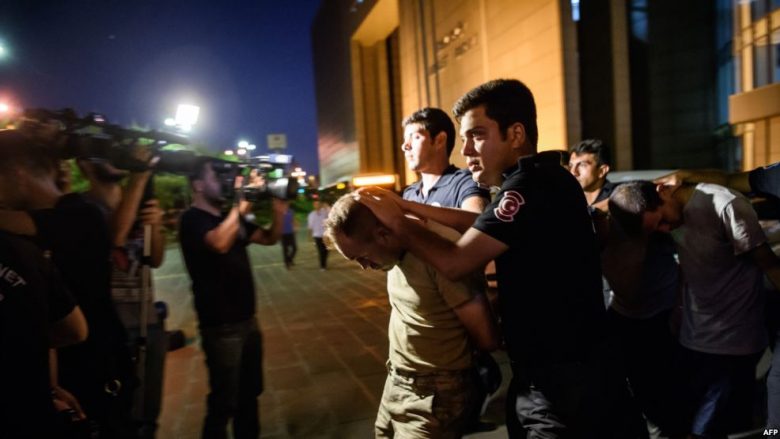 Pas puçit të dështuar në Turqi, pushohen nga puna edhe 6 mijë persona