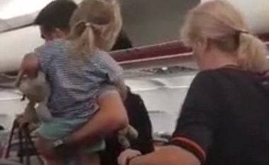 Dy familje largohen nga aeroplani, për një arsye fare të pazakontë! (Video)