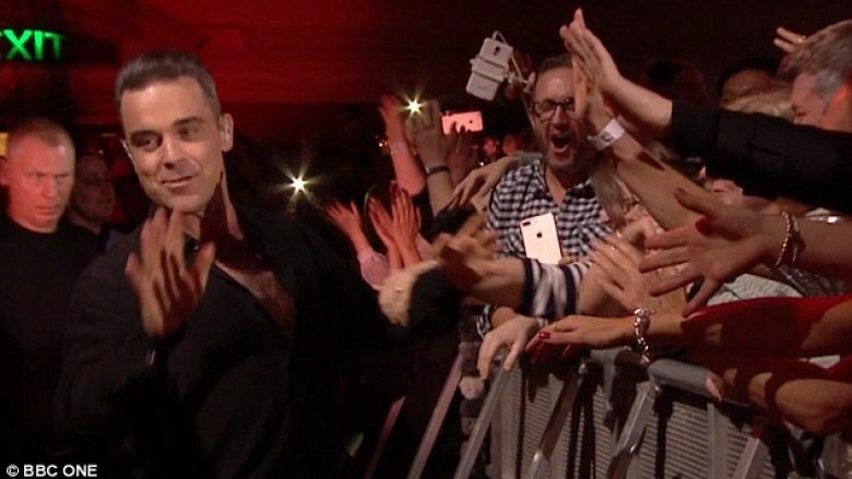 Robbie Williams dezinfekton duart pasi takohet me fansat (Foto/Video)