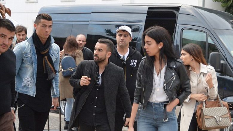 Nxehet Georgina, Ronaldon nuk e lënë të qetë femrat edhe në prani të saj (Foto)