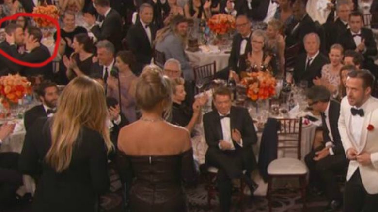 Puthja në buzë e dy aktorëve të famshëm në ceremoninë e Golden Globes (Foto/Video)