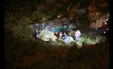 Autobusi bie nga shkëmbi, 7 të vdekur dhe dhjetëra të lënduar në Izrael (Video)