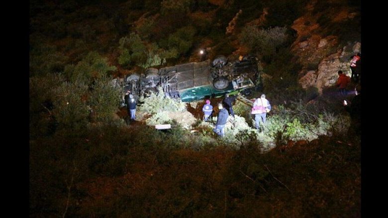 Autobusi bie nga shkëmbi, 7 të vdekur dhe dhjetëra të lënduar në Izrael (Video)