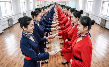 Kështu trajnohen stjuardesat në Kinë (Foto)