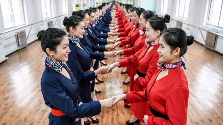 Kështu trajnohen stjuardesat në Kinë (Foto)