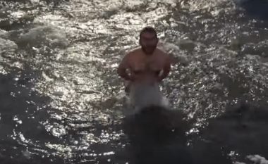 Çmenduri: Tetovari lahet në lumë në temperatura -20 gradë Celsius (Video)