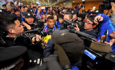 Bllokohet aeroporti në Shangai, arrin lojtari me pagën më të madhe në botë (Foto)