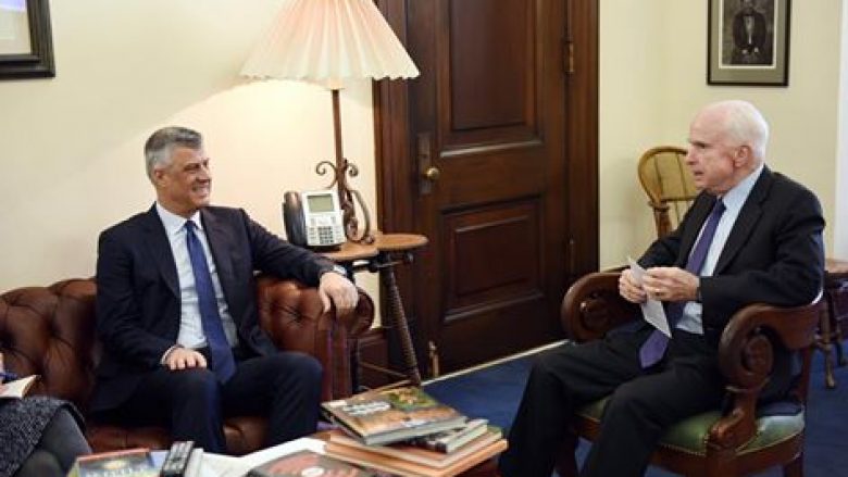 Thaçi takon senatorin McCain, flasin për themelimin e Ushtrisë së Kosovës