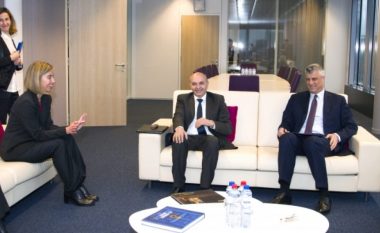 Në tryezën e bisedimeve në Bruksel, bashkë me Mustafën e Vuçiqin edhe Thaçi e Nikoliqi