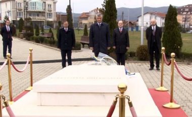 Thaçi bën homazhe tek varri i Rugovës